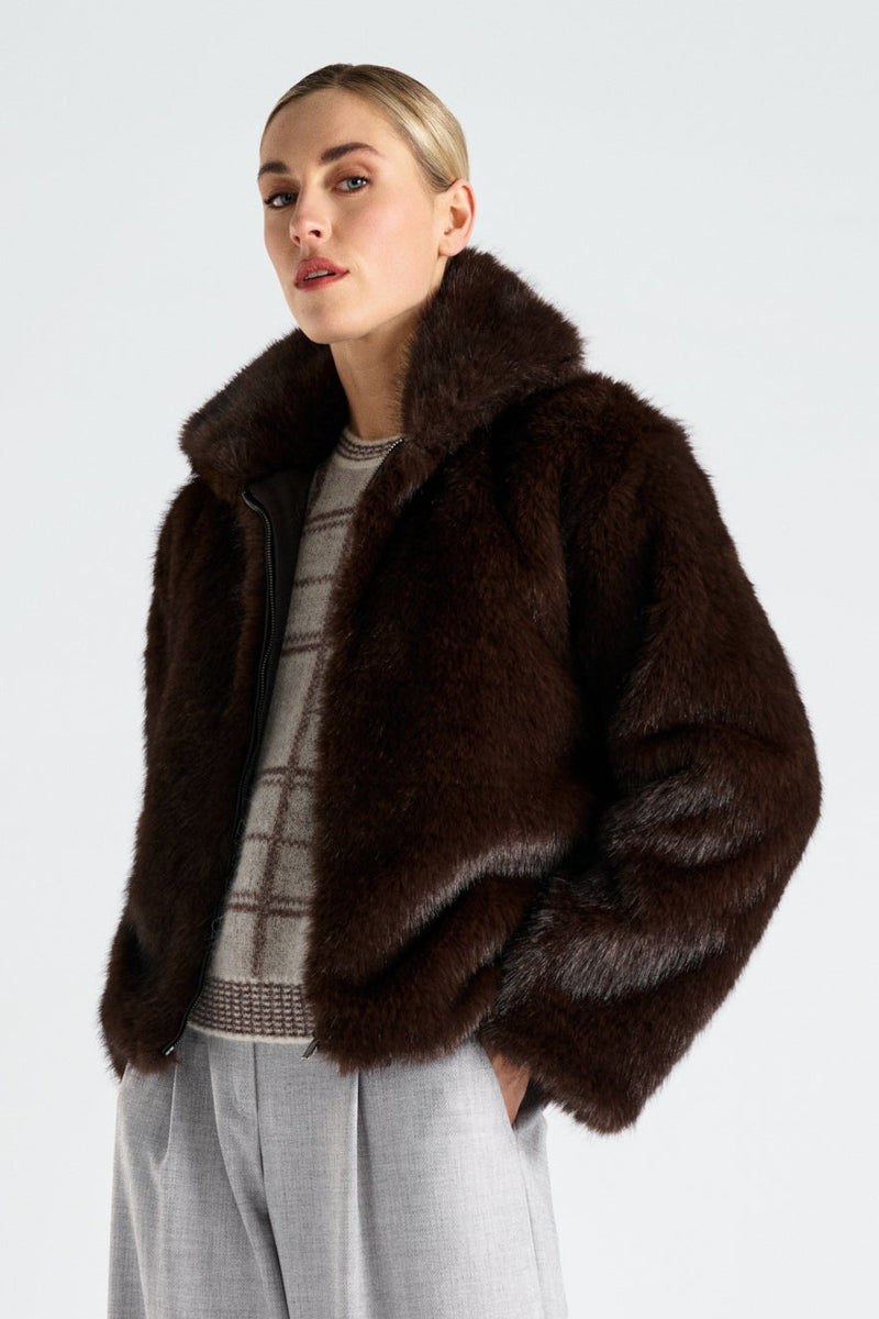Korte en wijde fake fur jas