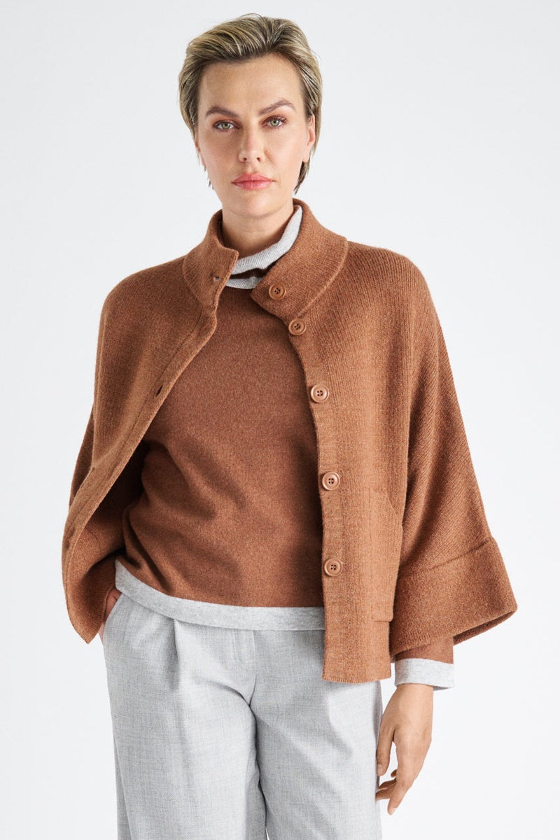 Cognackleurige cape met knoopsluiting