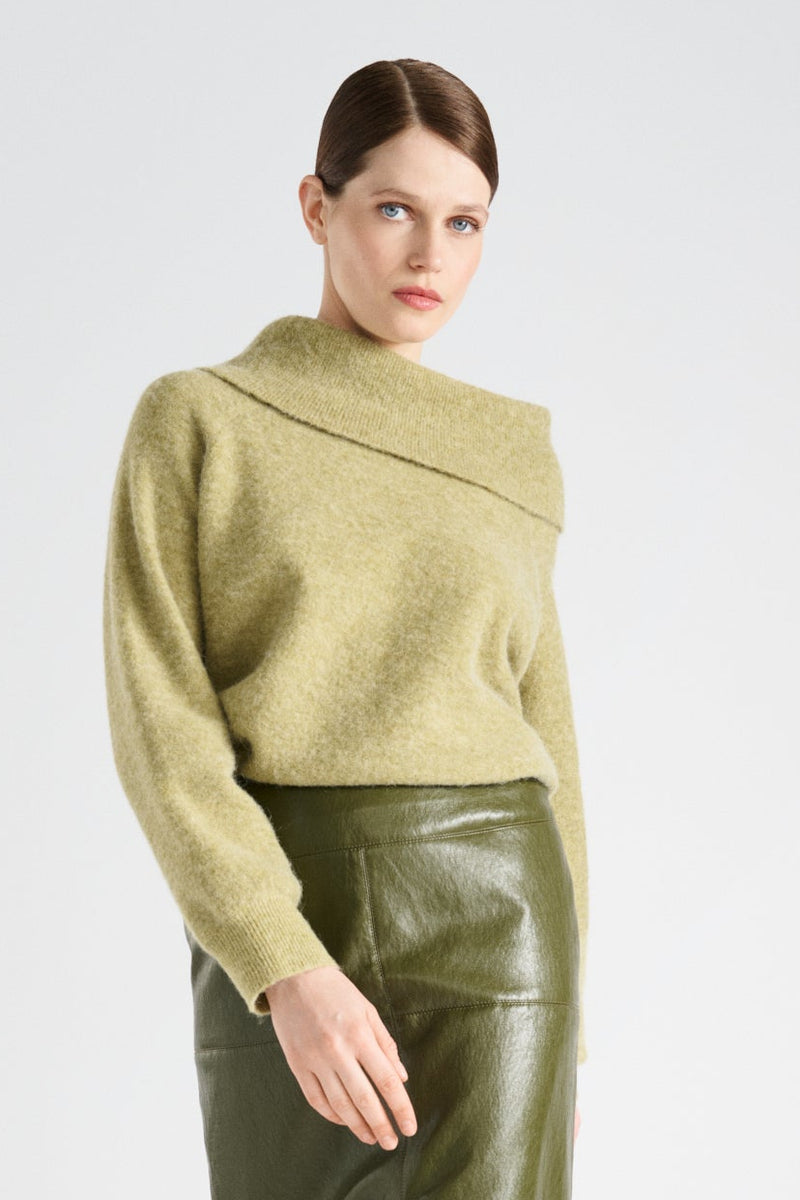 Pull épais en laine-alpaga vert olive à col tombant