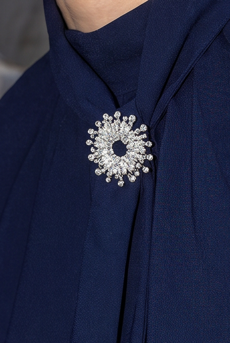 Zilverkleurige broche met strass