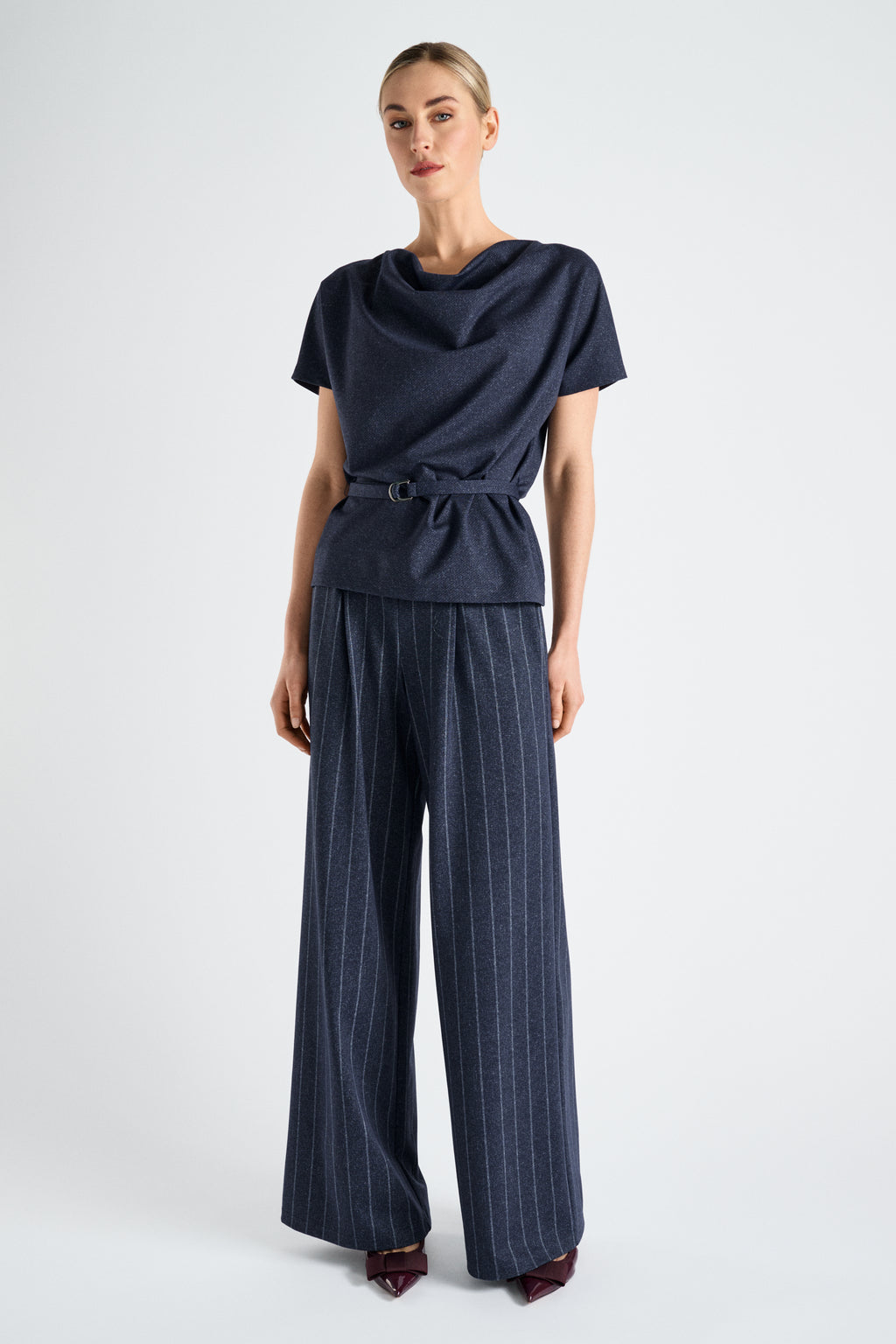 Top en satin marine manche courte avec ceinture