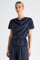 Top en satin marine manche courte avec ceinture