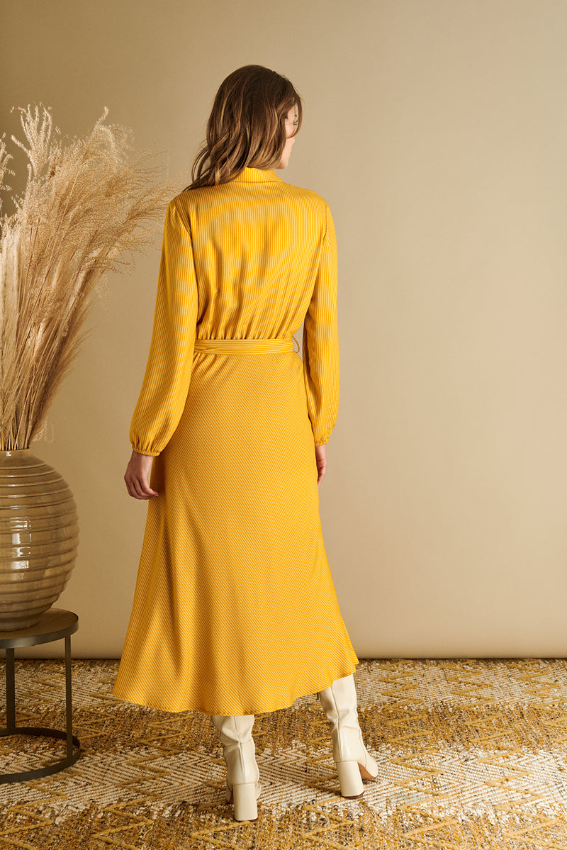 Very feminin maxi dress in yellow