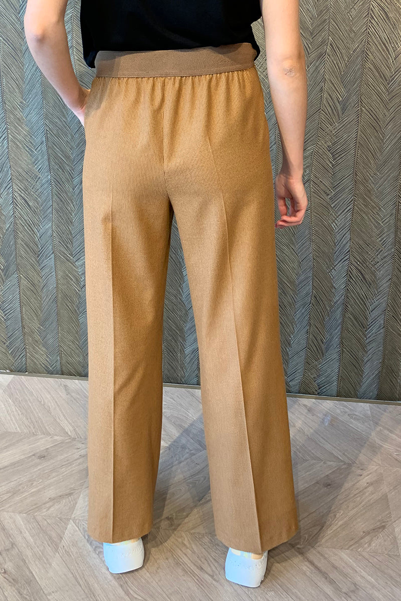 Broek met wijde pijpen in camelkleuren met fijn motief