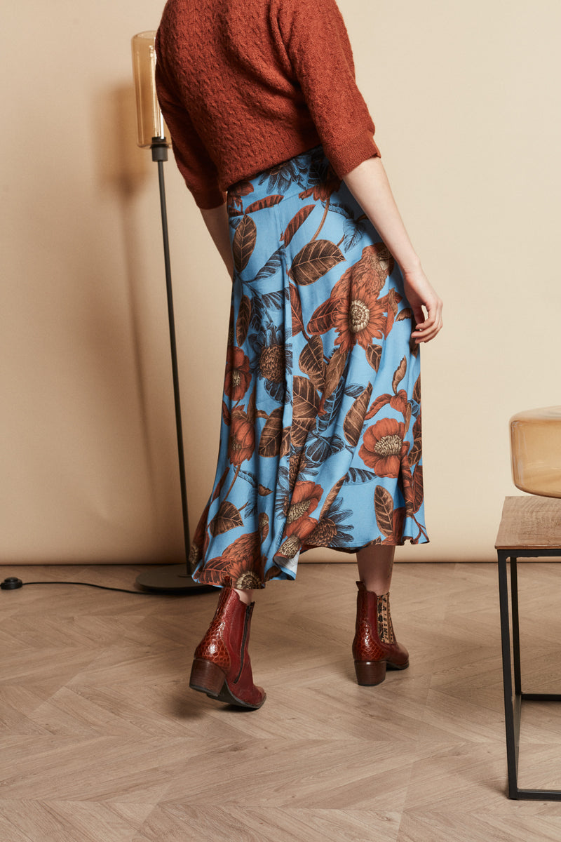 Beautiful feminin skirt in bright blue and brown