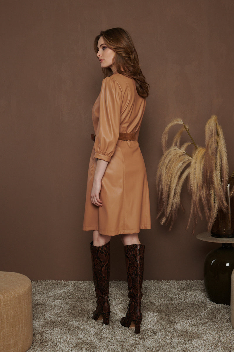 Vrouwelijke jurk in camel eco-leder