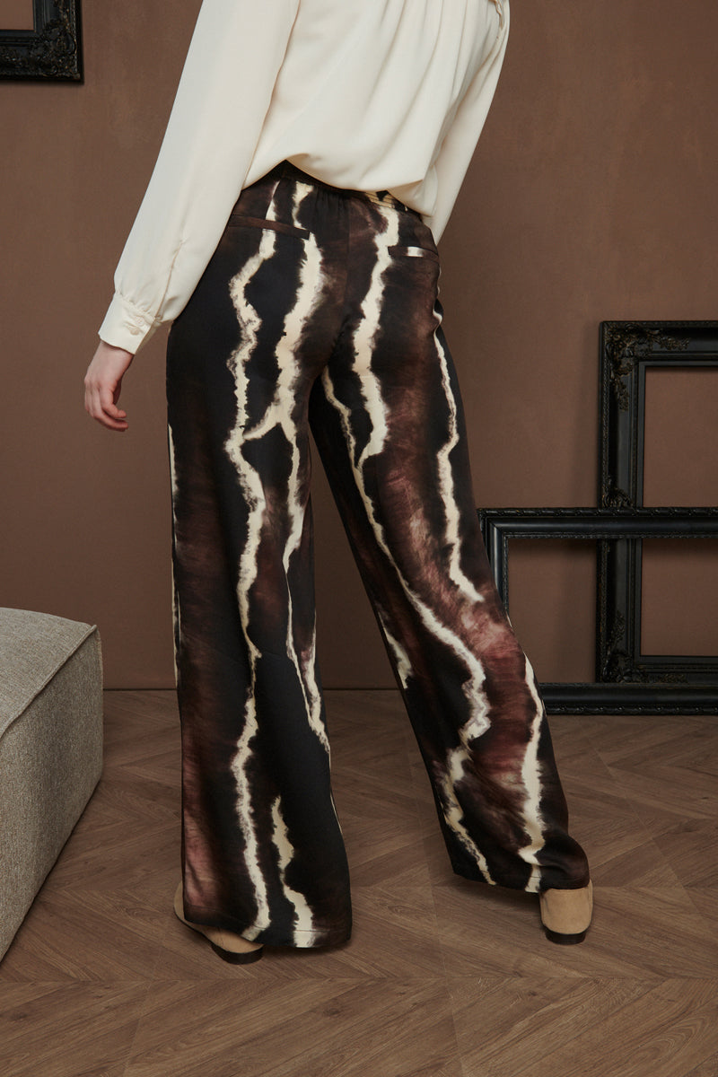 Wide-leg pants with pleat in animal print