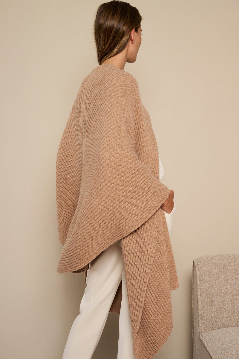 Knitted poncho in camel