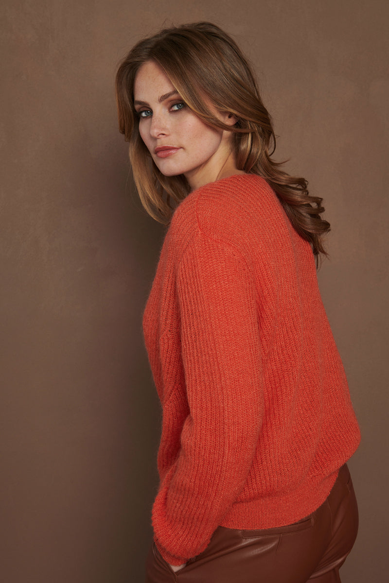 Pull en tricot rouge-orange à la mode avec détails