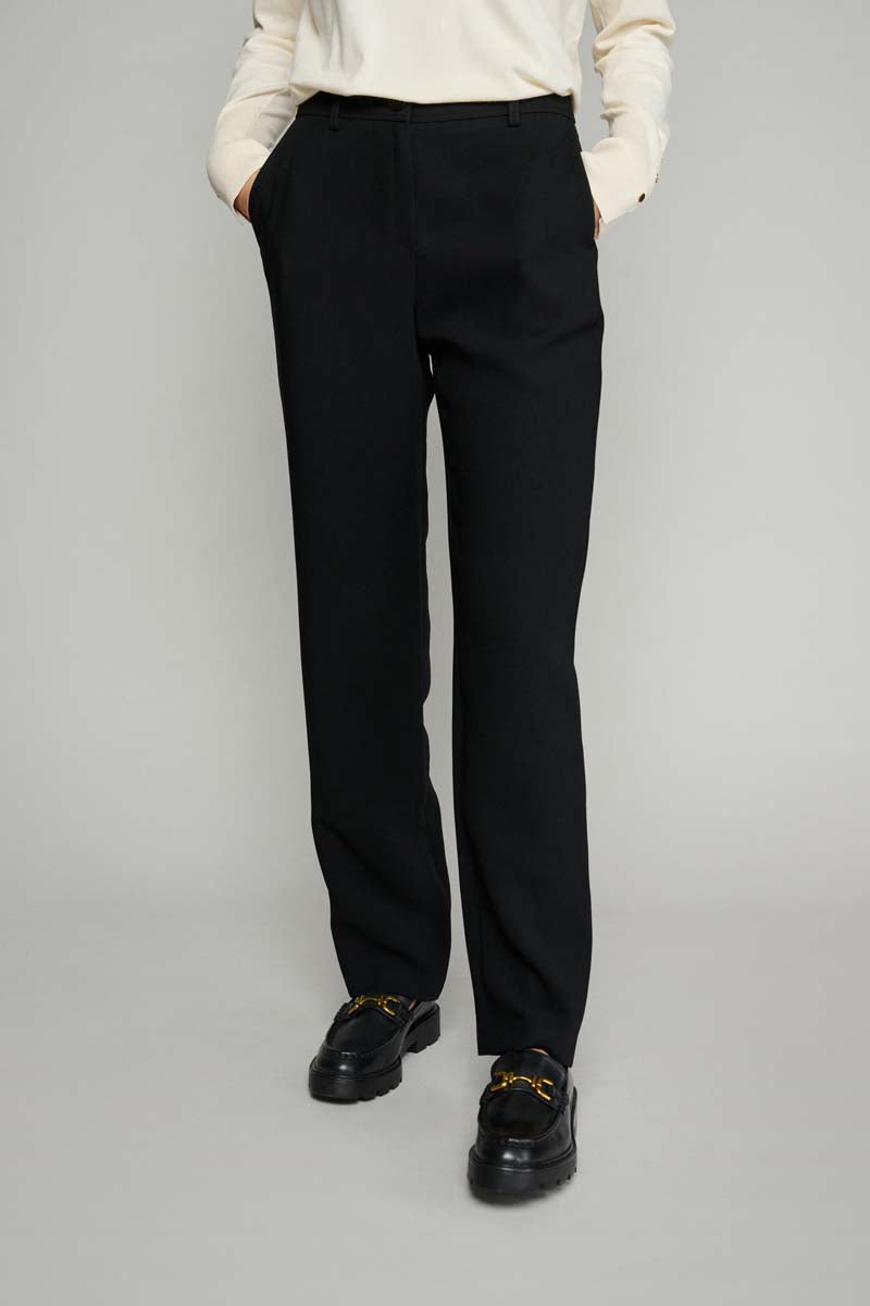 Vlotte zwarte broek met smallere pijpen.
