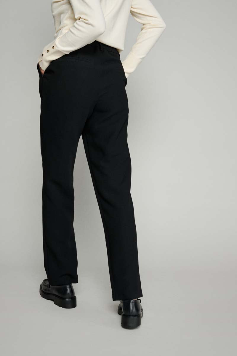Vlotte zwarte broek met smallere pijpen.