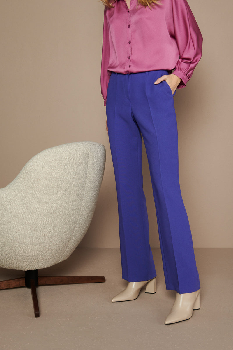 Pantalon mauve légèrement évasé