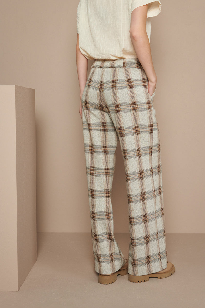 Wide-leg trousers in trendy tartan pattern