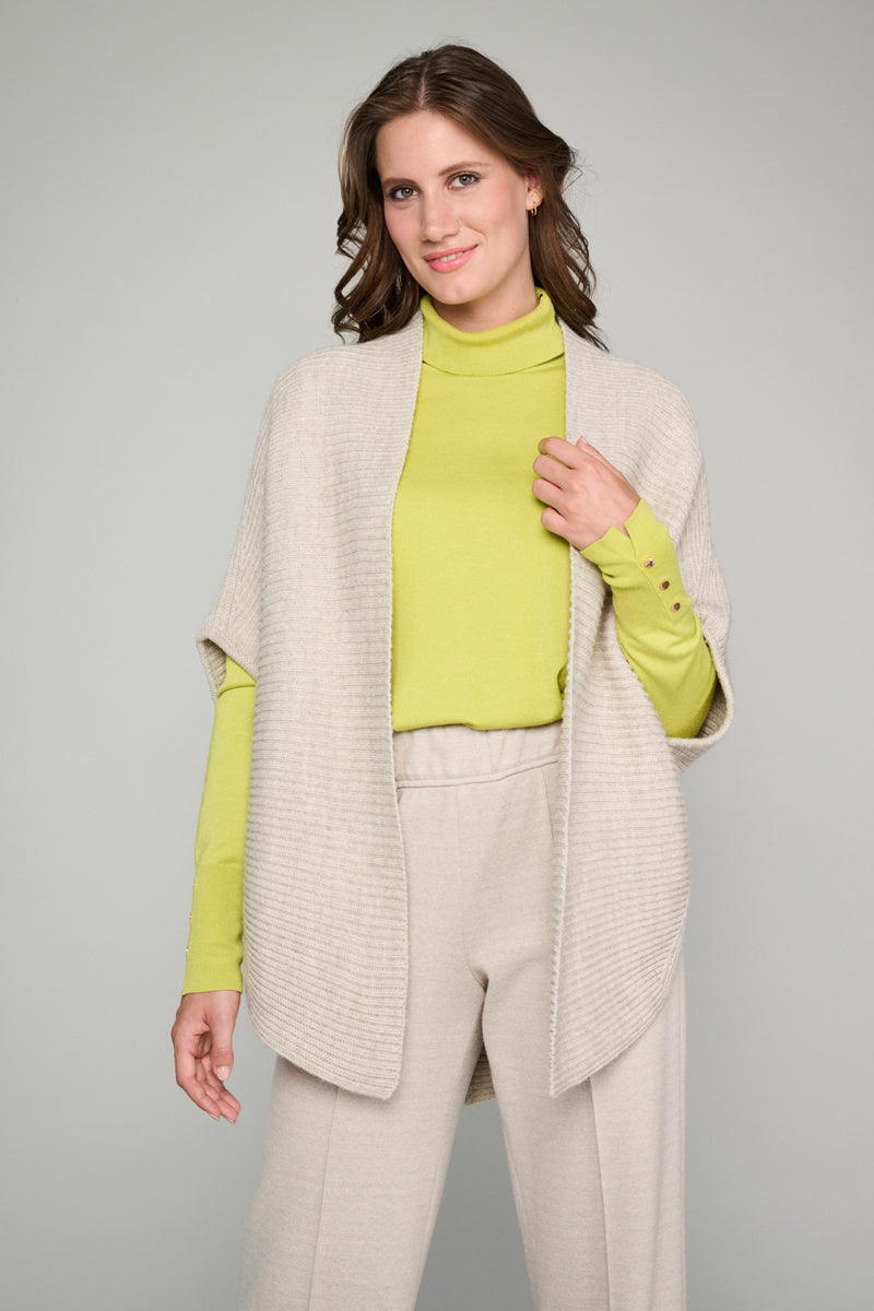 Beige cape with buckle fastening