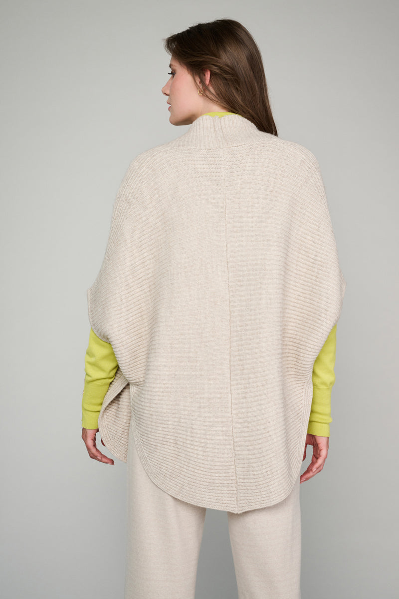 Beige cape with buckle fastening