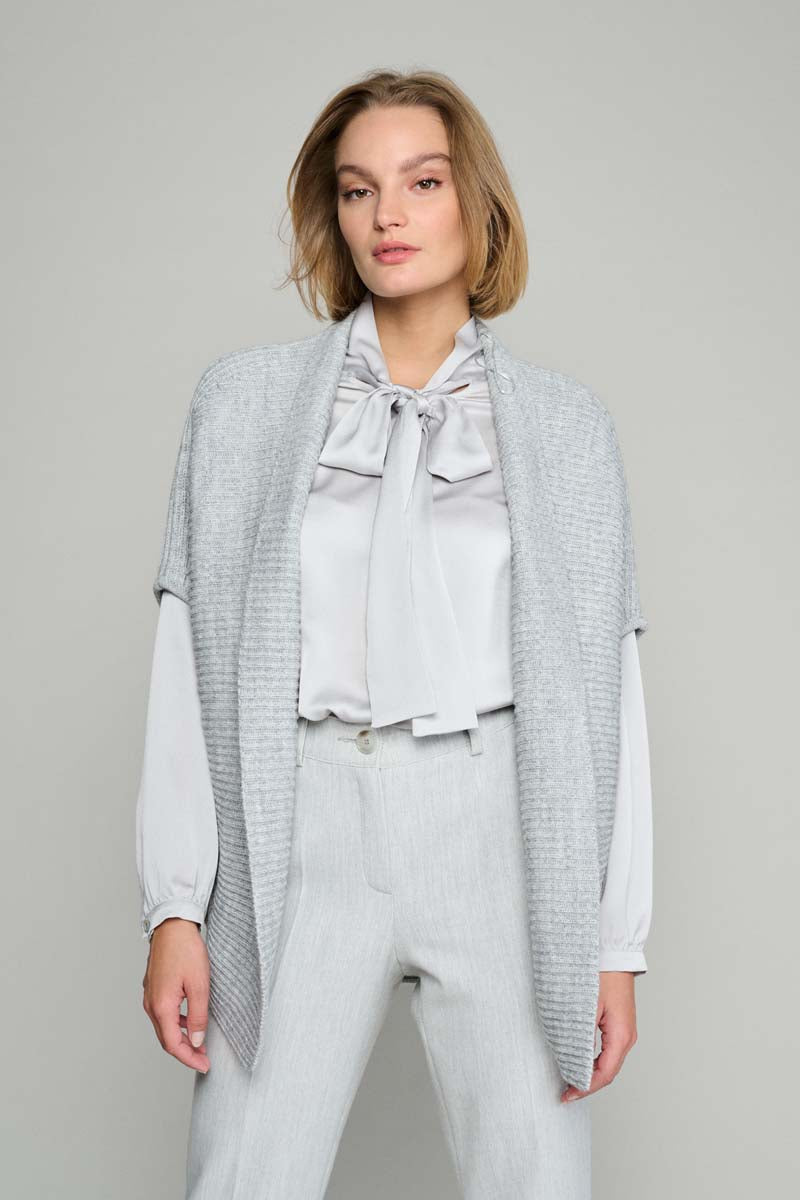 Grey cape with buckle fastening 