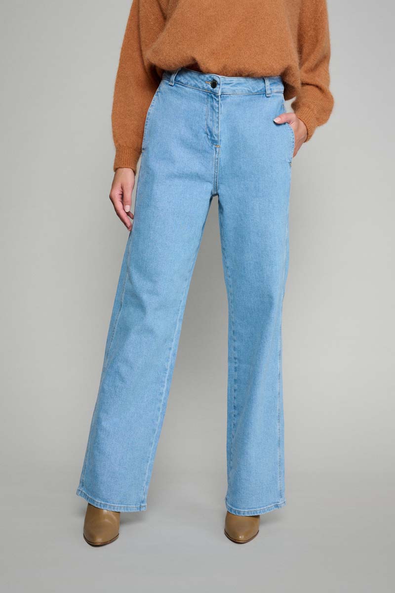 Wide-leg jeans in light blue denim