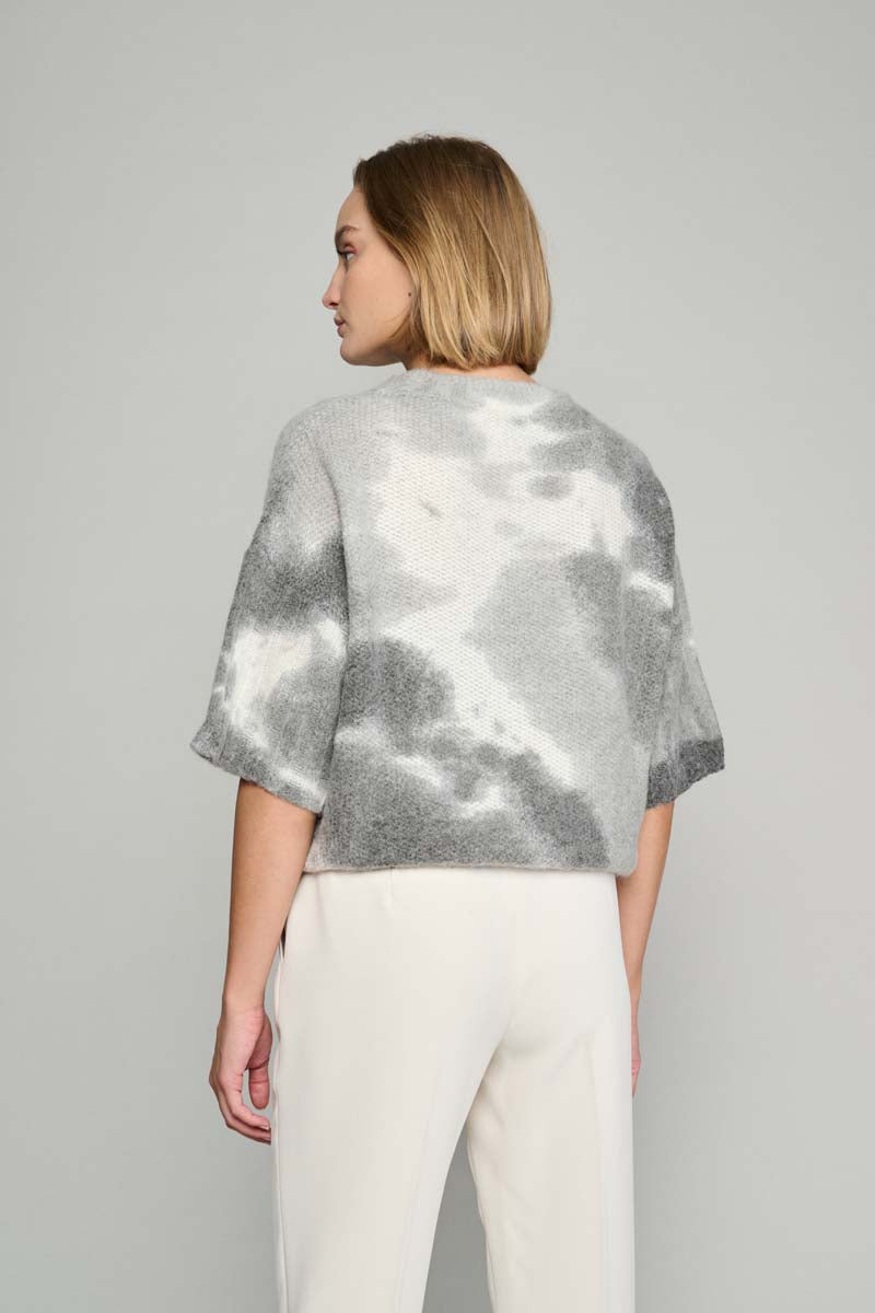 Pullover with grey tones