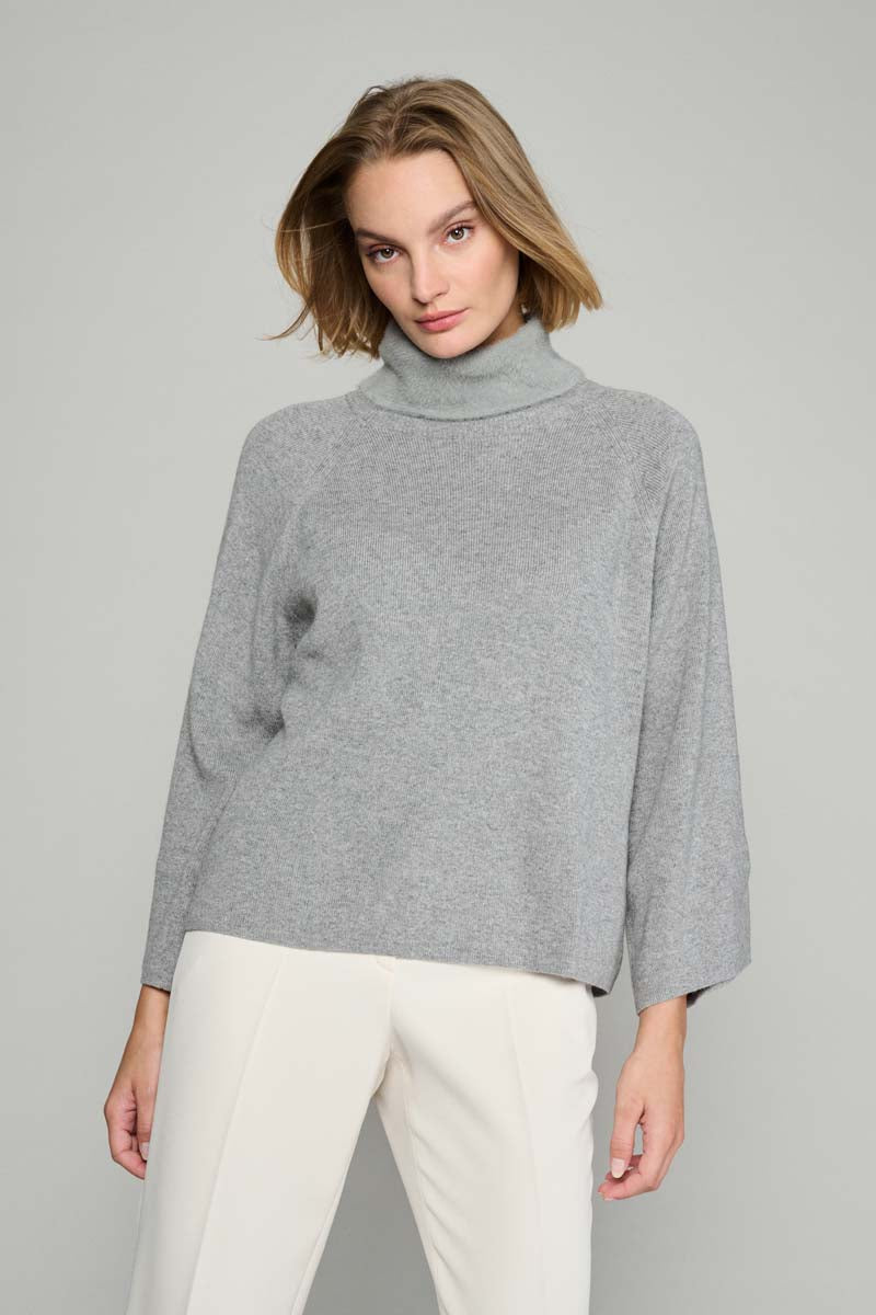 Pull gris à manches longues et évasées