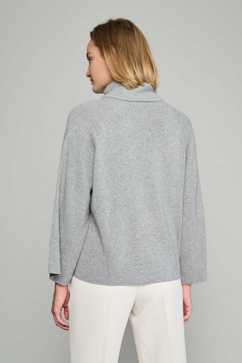 Pull gris à manches longues et évasées