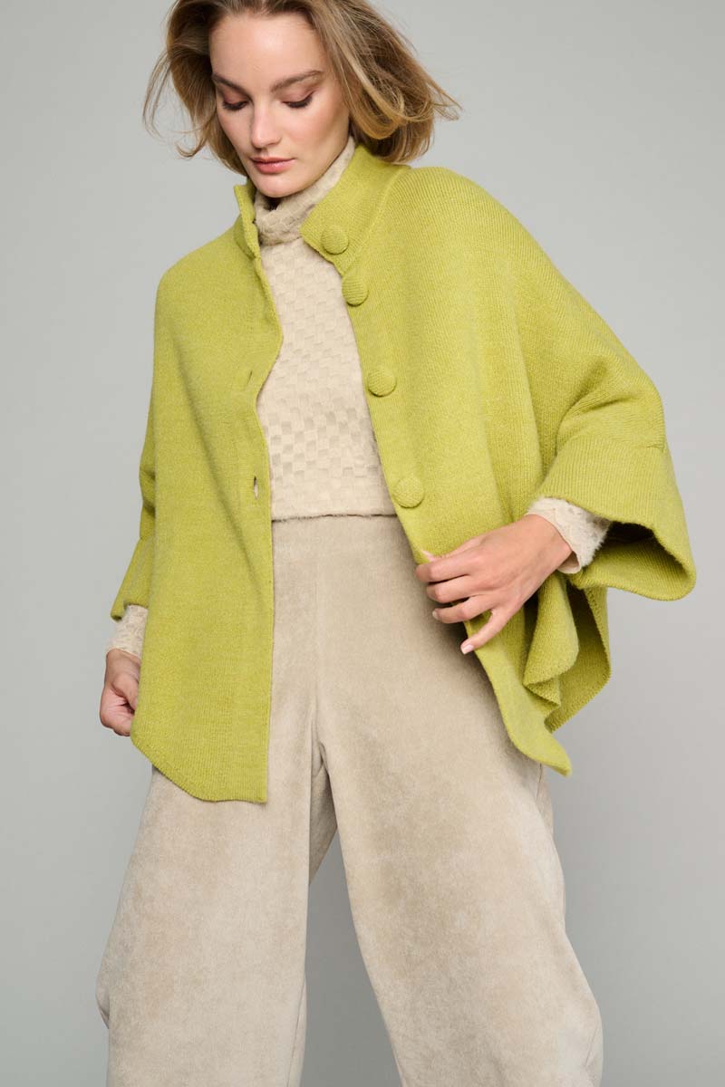 Cape in moss green with buttons