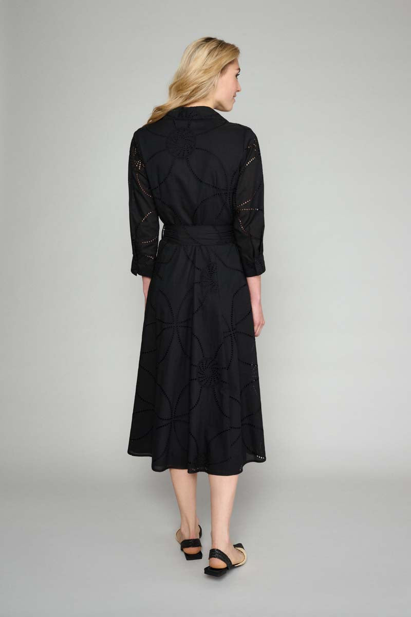 Robe chemise noire en broderie anglaise