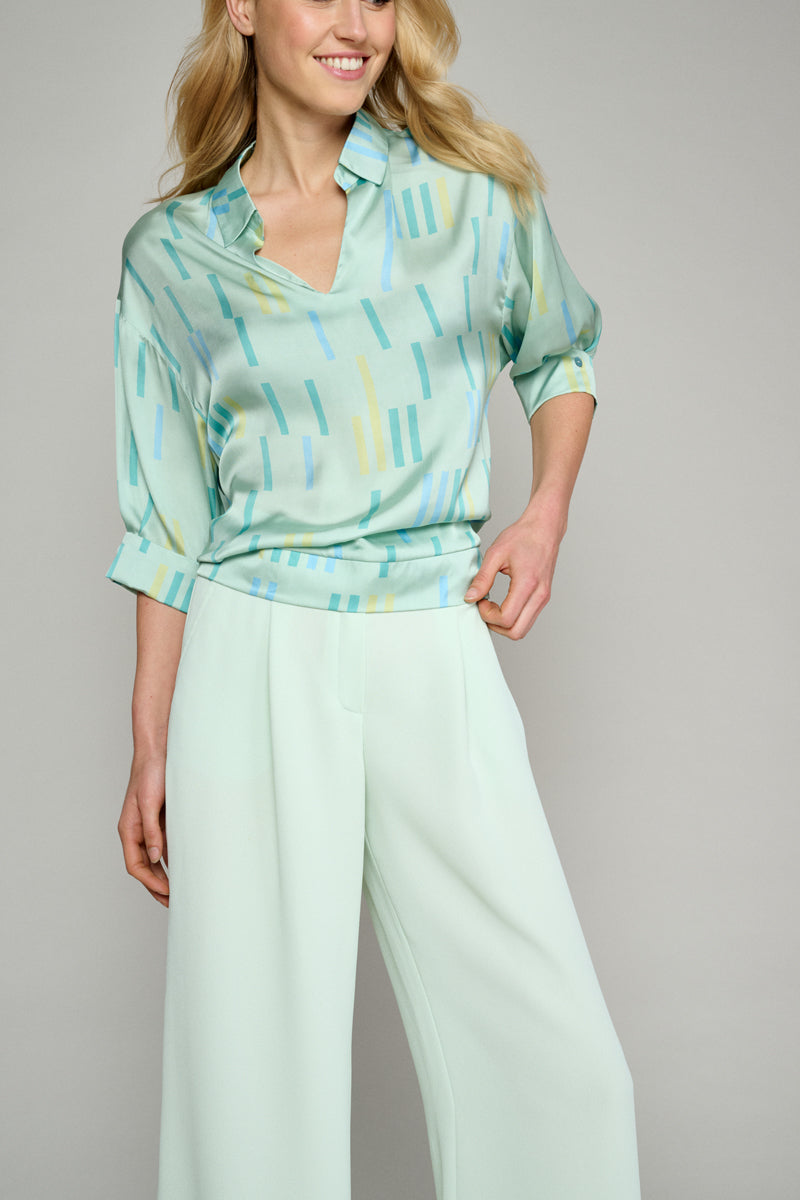 Loose blouse in trendy print