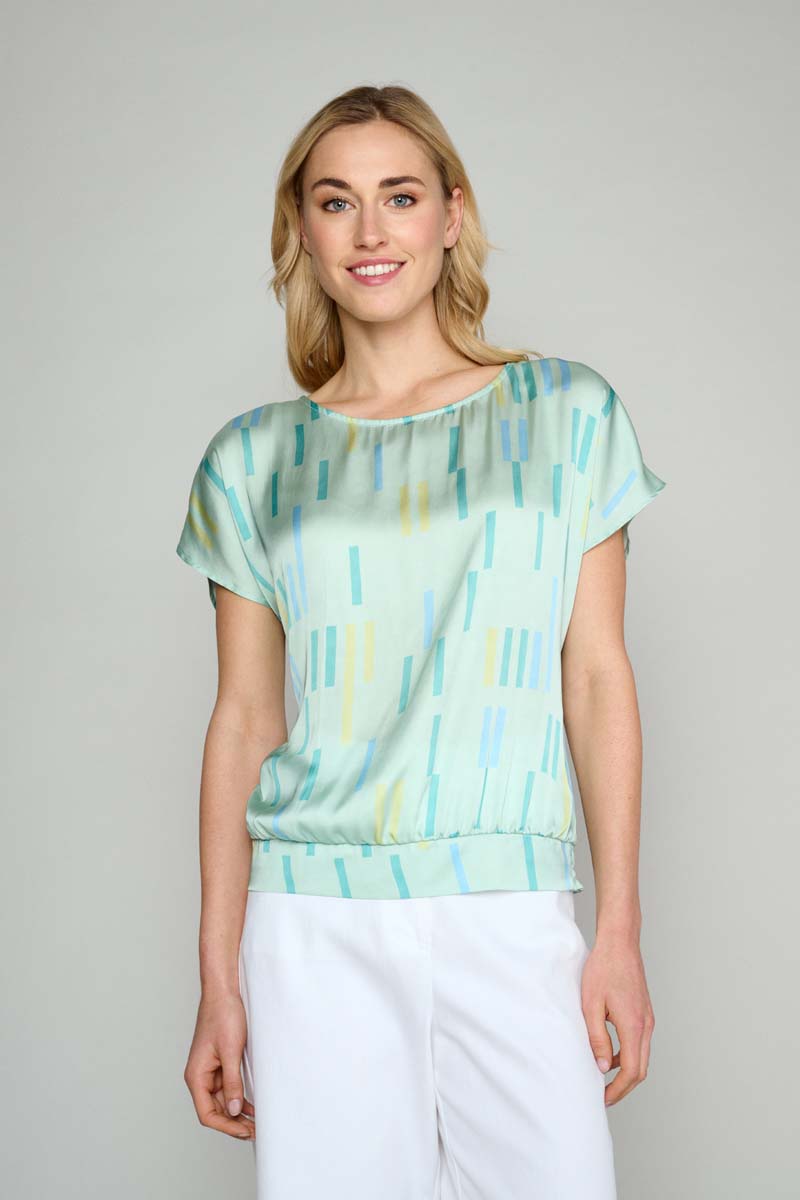 Loose blouse in abstract print 