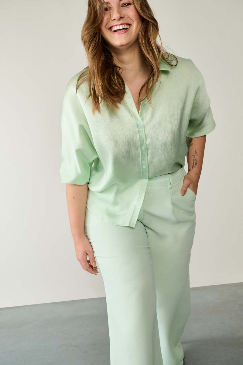 Loose trousers with wide leg in pastel green