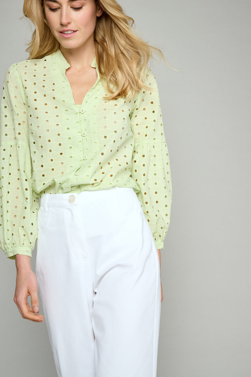 Groene bloes in broderie Anglaise