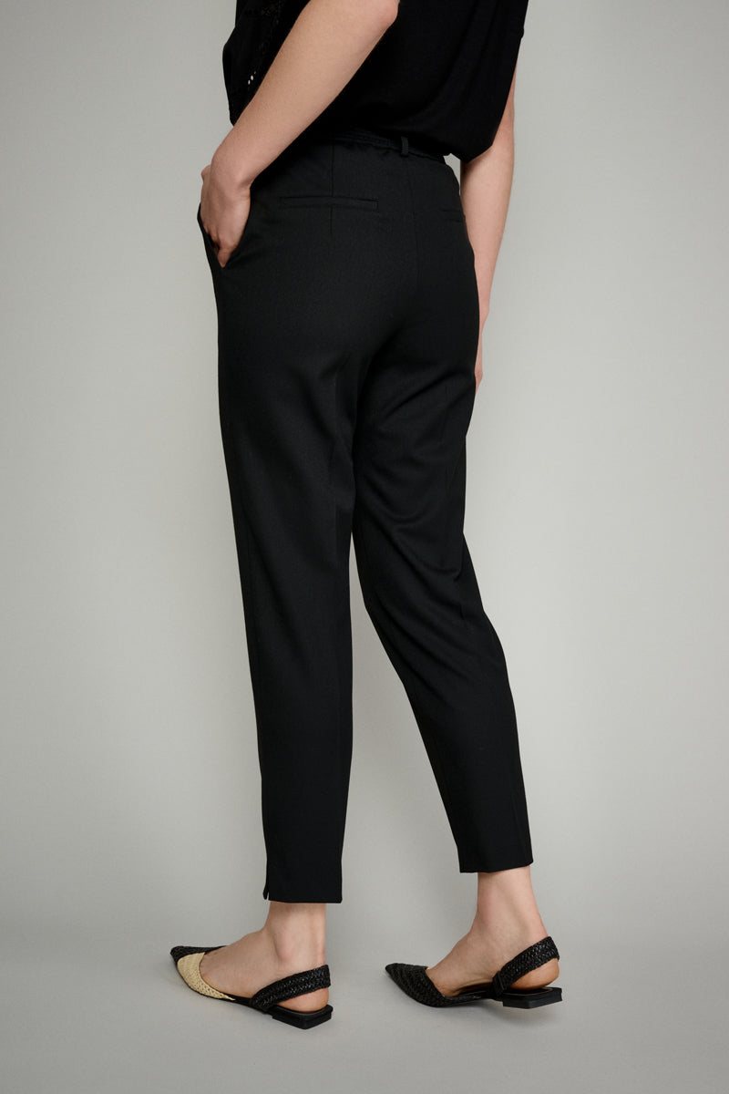 Smooth black trousers with pleats