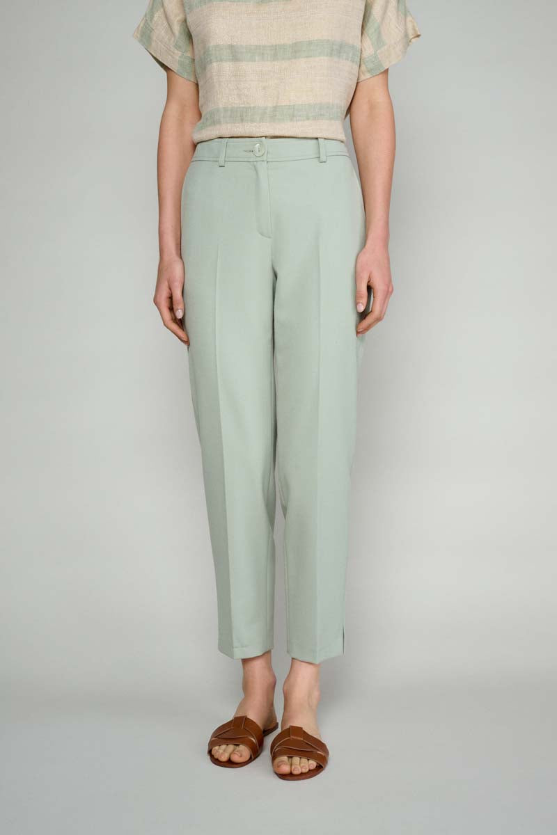 Smooth green trousers with pleats