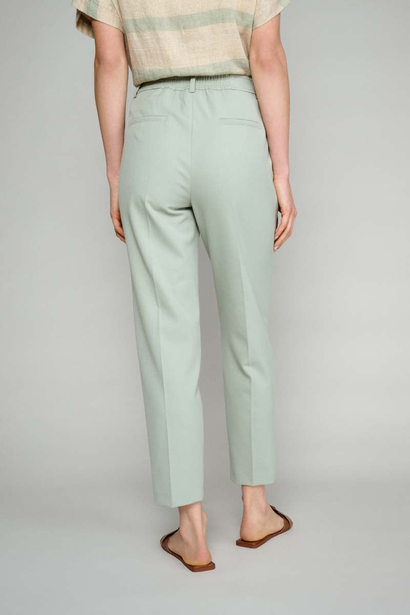 Smooth green trousers with pleats