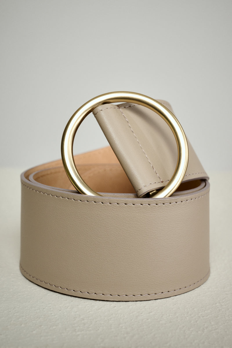 Belt in taupe leather