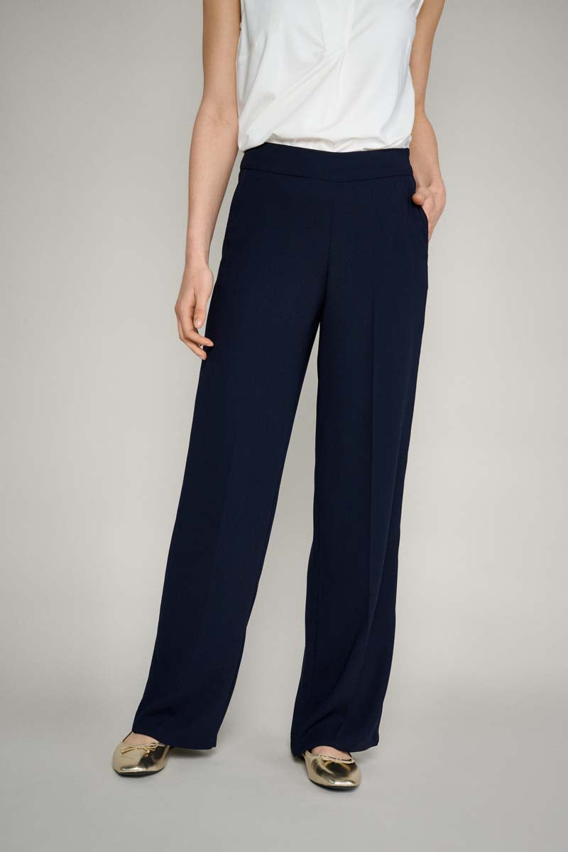 Wide leg pants in crease-resistant fabric