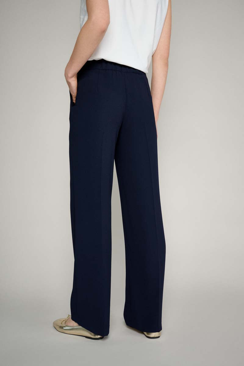 Wide leg pants in crease-resistant fabric