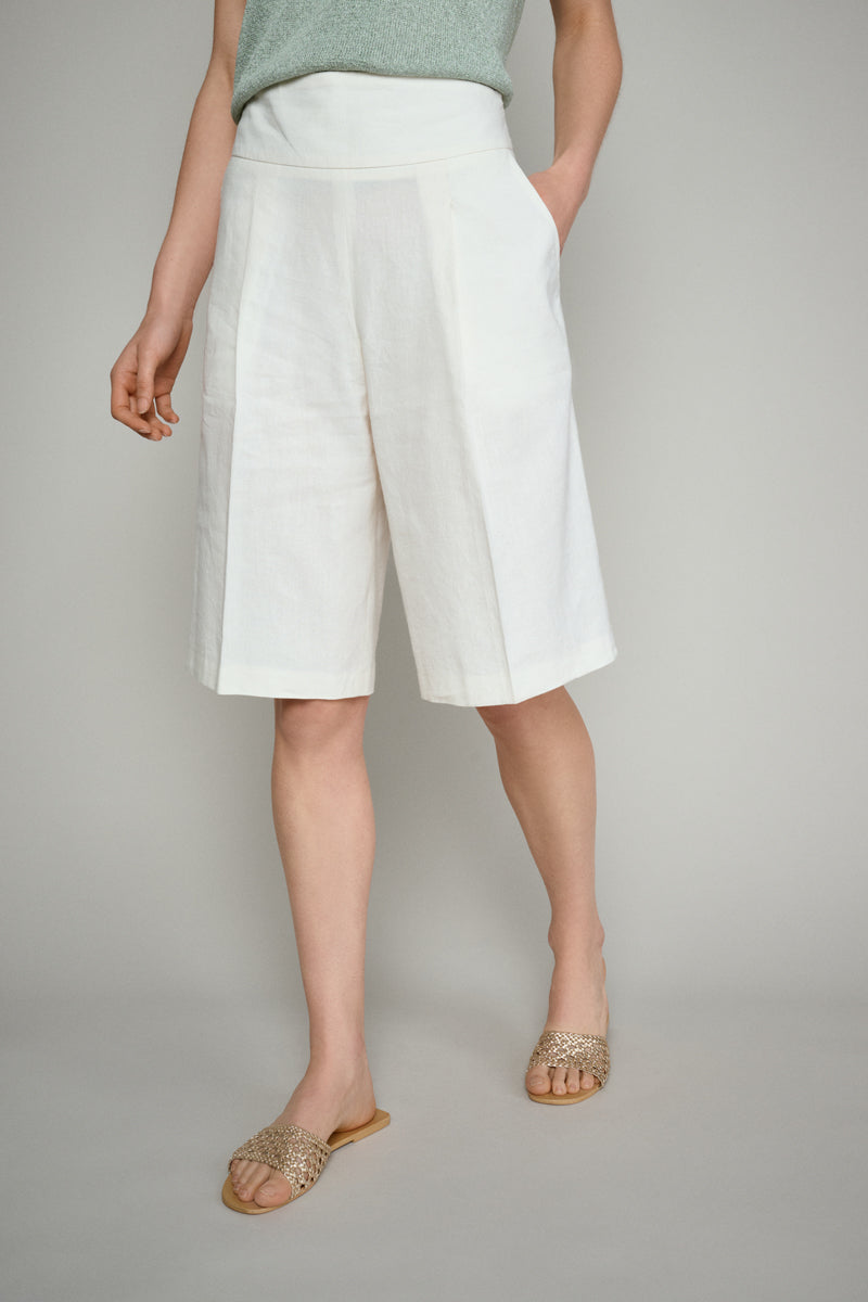 Loose shorts in white pique fabric 