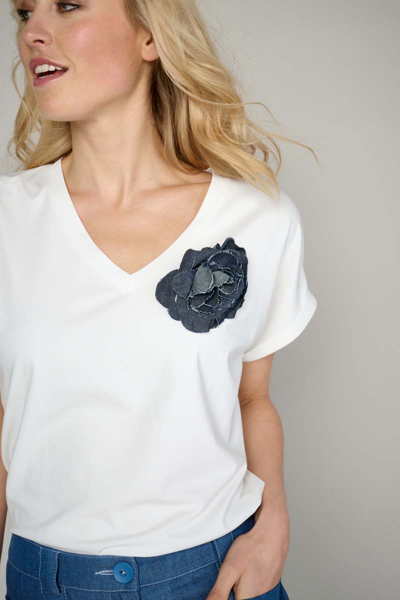 Smooth t-shirt with detachable brooch