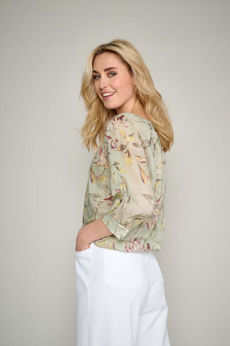 Loose-fitting blouse with floral print