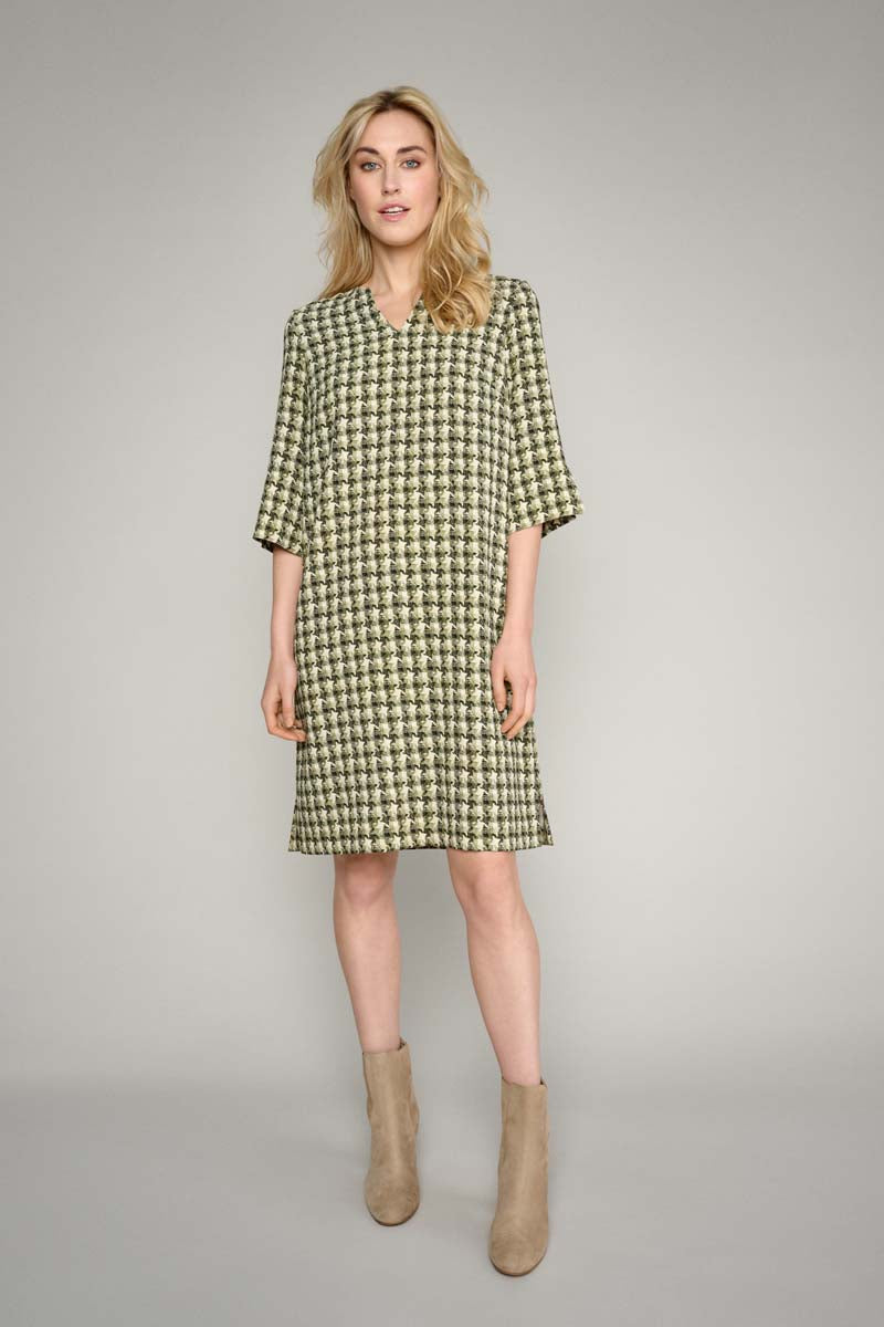 Smooth dress in pied-de-poule motif