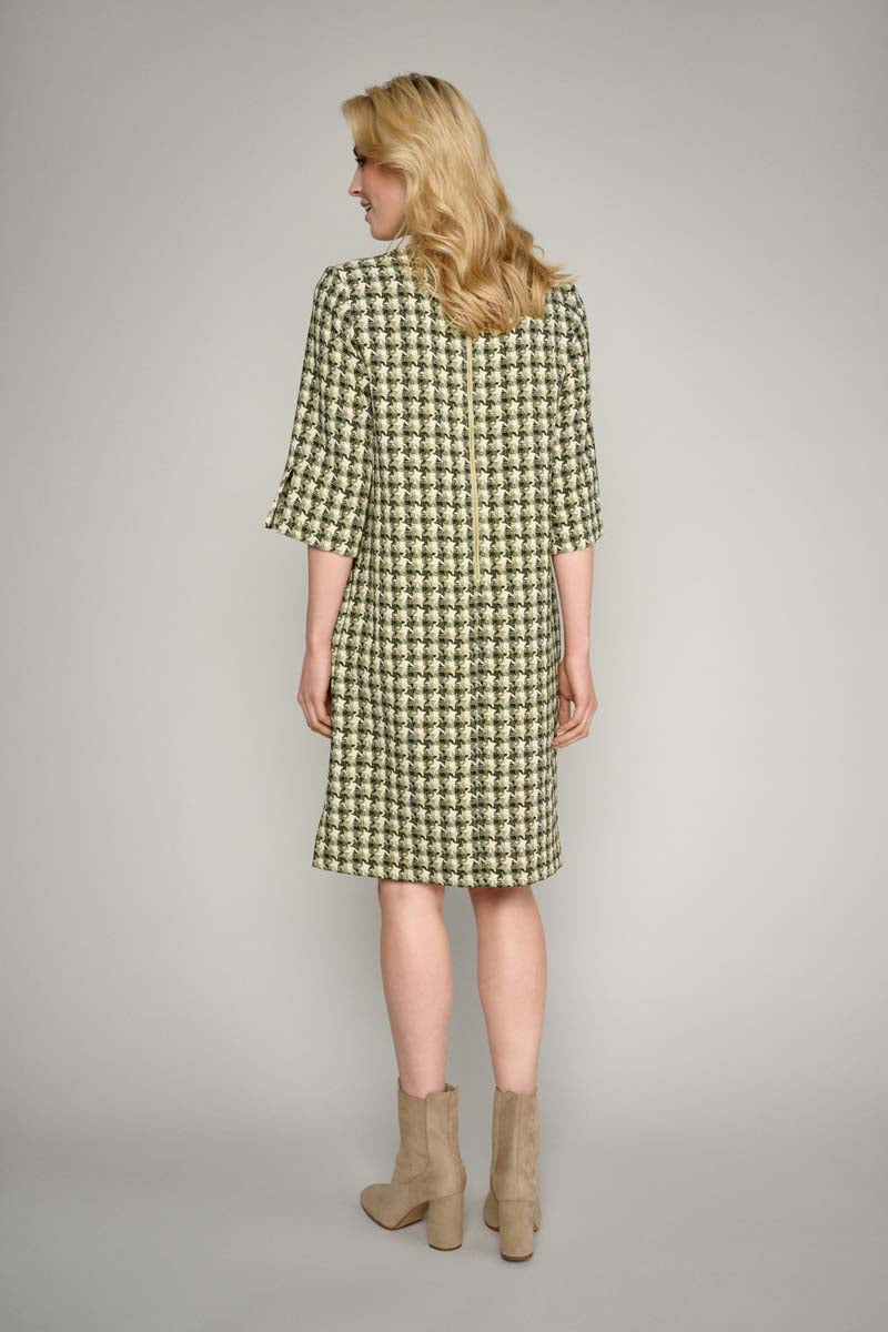 Smooth dress in pied-de-poule motif