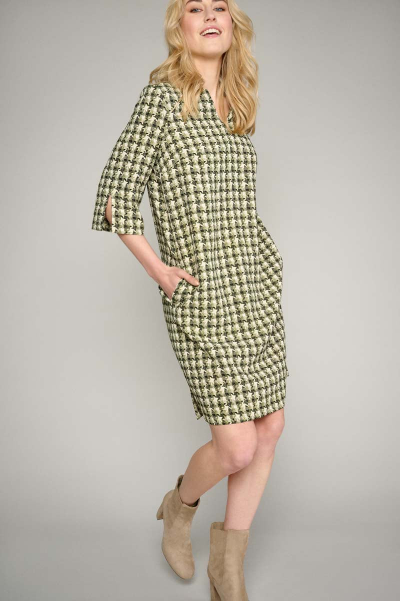 Smooth dress in pied-de-poule motif