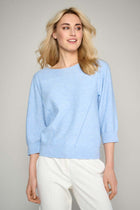 Smooth blue pull with round neckline