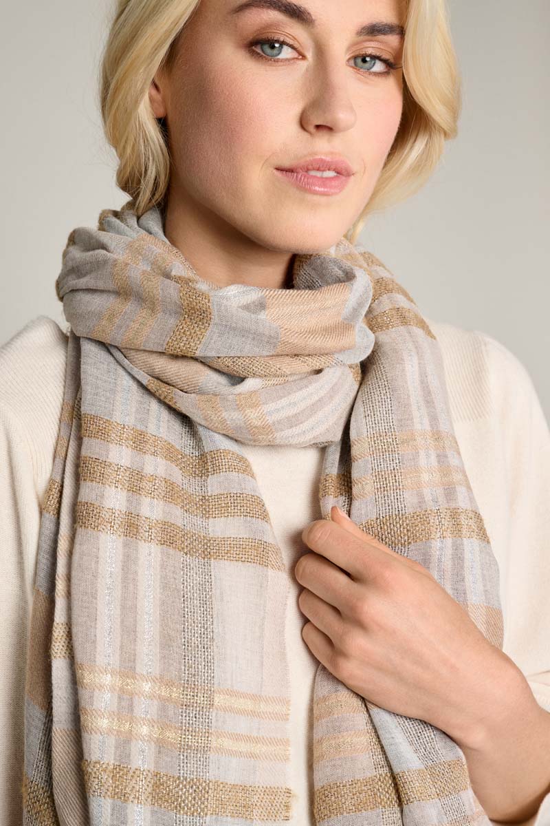 Soft scarf in plaid pattern