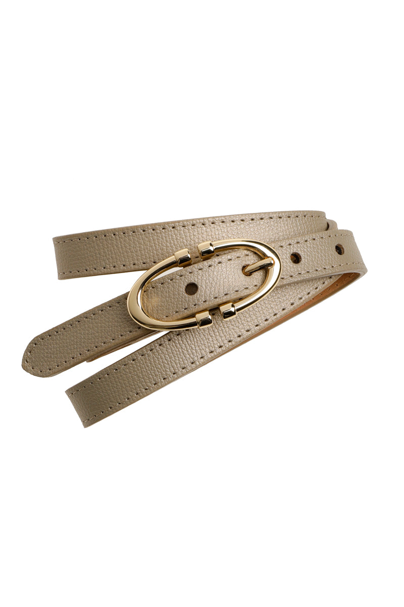 Ceinture en cuir doré.