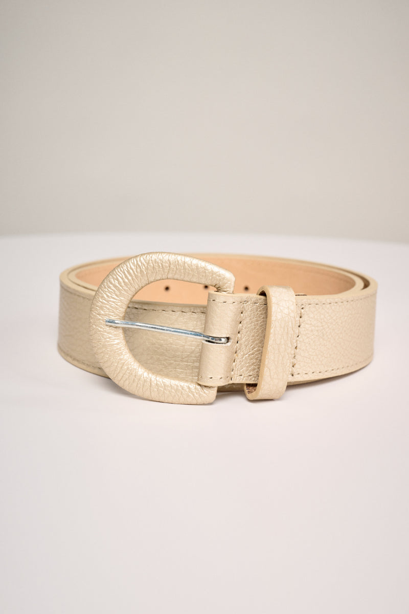 Wide leather belt in gold