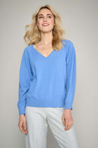 Pull bleu lisse avec col en V