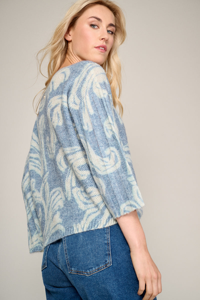 Blue pullover with trendy print