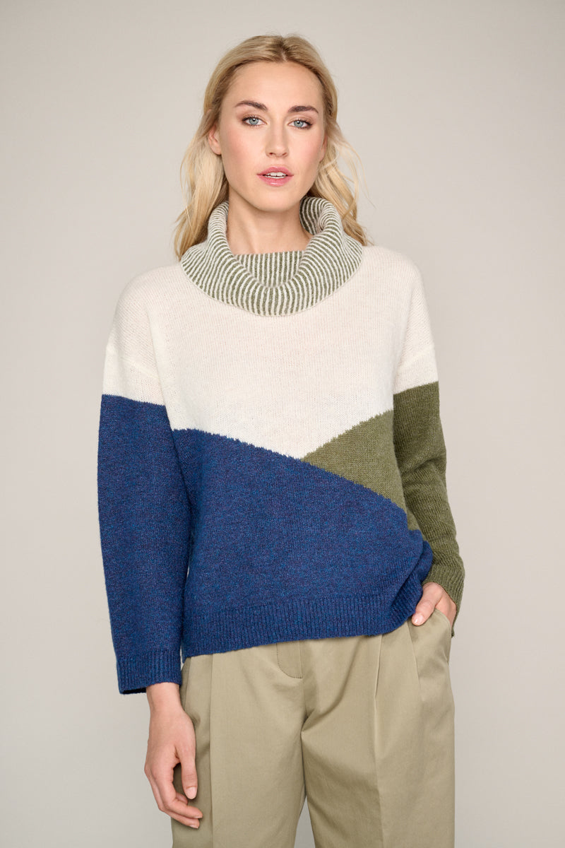 Pull à col roulé en bleu, vert et crème