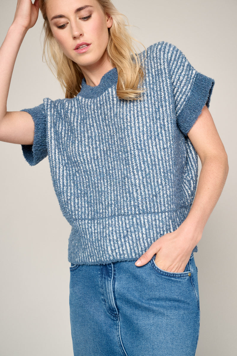 Trendy blue pullover with short sleeves